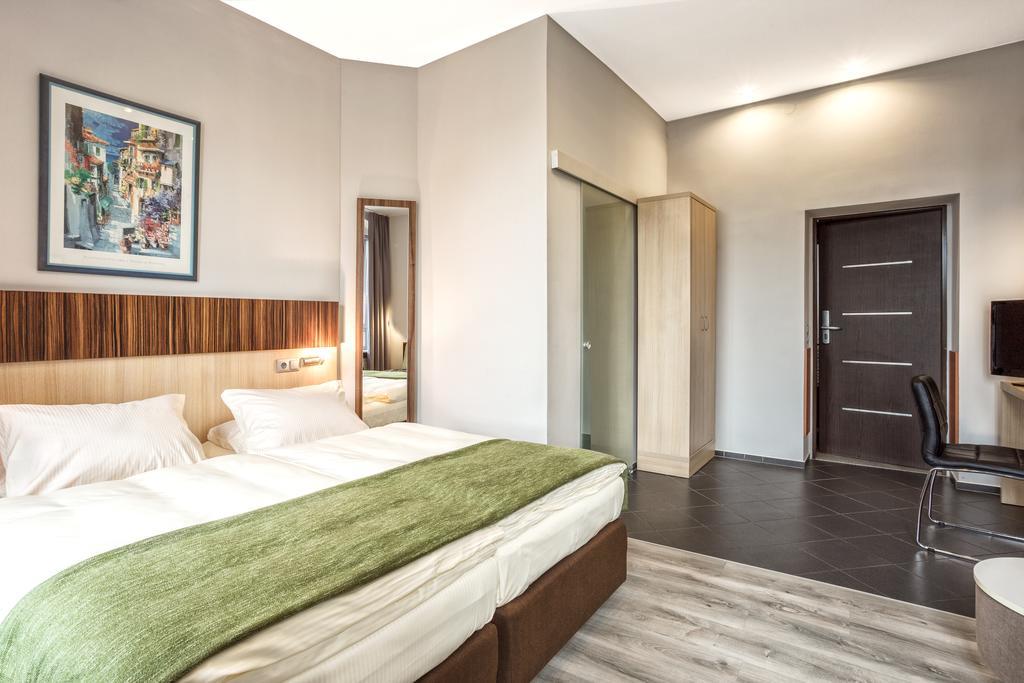 Grand Boutique Hotel - Dawny Hotel Kaliski Ratuszowy Жепин Экстерьер фото
